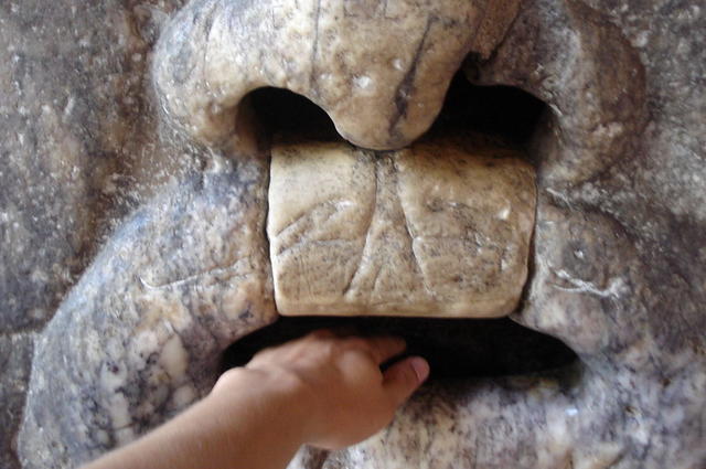 Photo: Caetano Candal Sato / Flickr / CC-BY 2.0 The Mouth of Truth